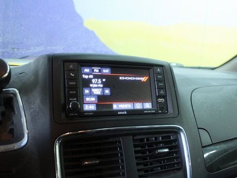 Used 2018 Dodge Grand Caravan SE w/ UConnect Hands-Free Group image 11