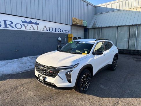 Used 2024 Chevrolet Trax RS w/ Driver Confidence Package image 2