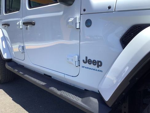 Used 2025 Jeep Wrangler Unlimited Sahara AWD/4WD image 41