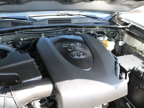 Used 2016 Toyota Tacoma SR5 w/ SR5 Appearance Package (SN) RWD image 10