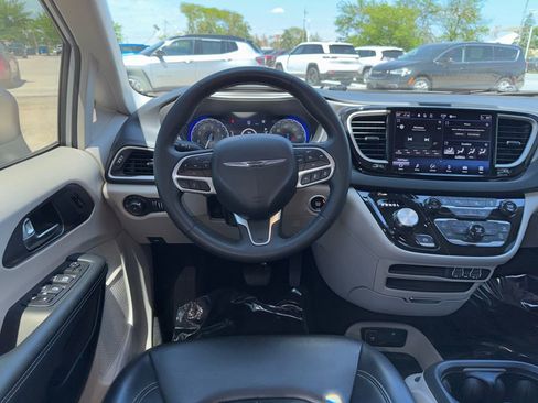 Used 2023 Chrysler Pacifica Touring-L FWD image 13