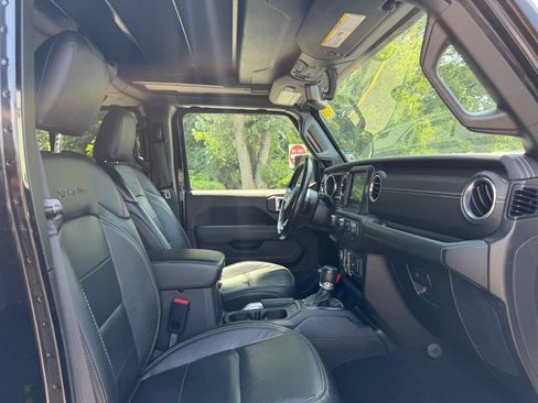 Used 2019 Jeep Wrangler Unlimited Sahara AWD/4WD image 18