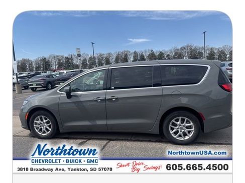 Used 2023 Chrysler Pacifica Touring-L image 13