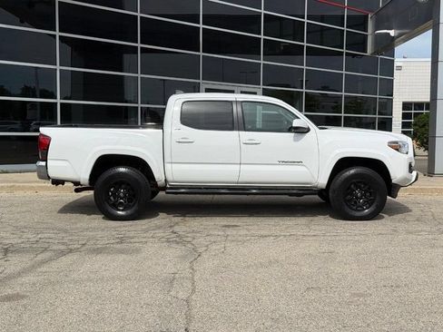 Used 2022 Toyota Tacoma SR5 AWD/4WD image 2