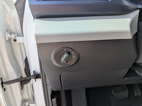 Certified 2023 Volkswagen Taos SE FWD image 25