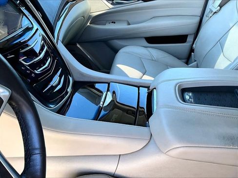 Used 2017 Cadillac Escalade Luxury image 15