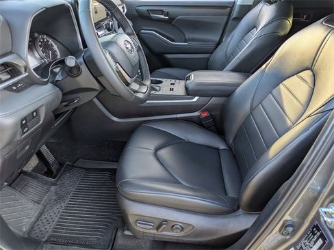 Used 2023 Toyota Highlander L image 21
