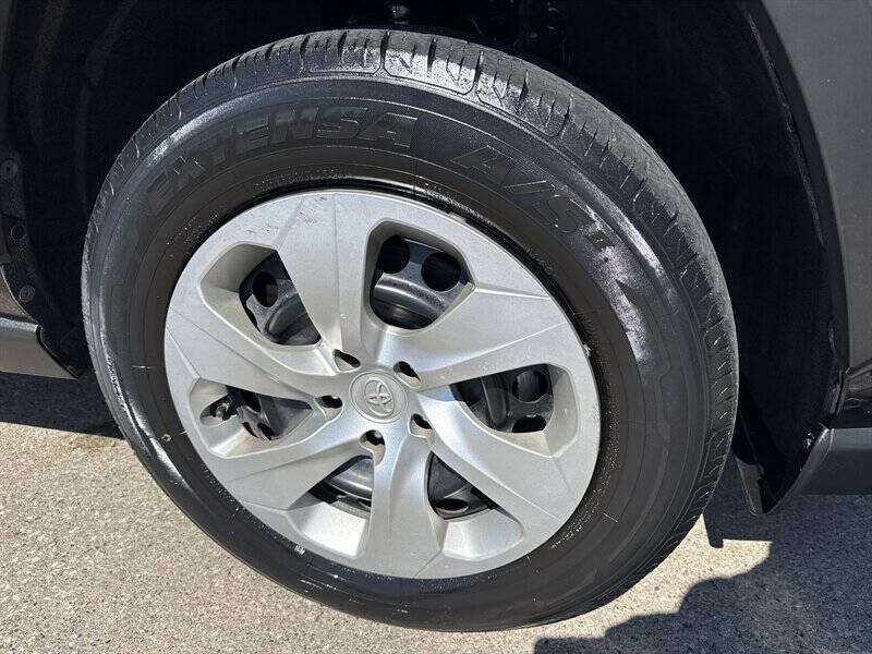 Used 2021 Toyota RAV4 LE AWD/4WD image 13
