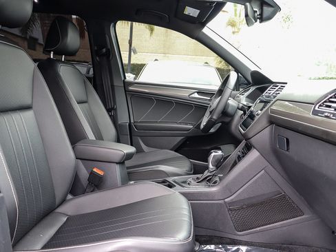 Certified 2022 Volkswagen Tiguan SE R-Line FWD image 15