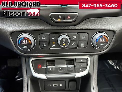 Used 2022 GMC Terrain SLE w/ Driver Convenience Package image 16