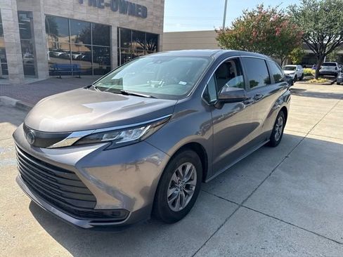 Used 2022 Toyota Sienna LE FWD image 4