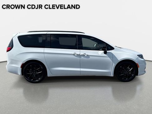 Used 2025 Chrysler Pacifica Limited FWD image 4