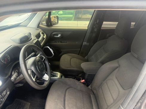 Used 2018 Jeep Renegade Latitude FWD image 9