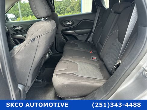 Used 2021 Jeep Cherokee Latitude image 12