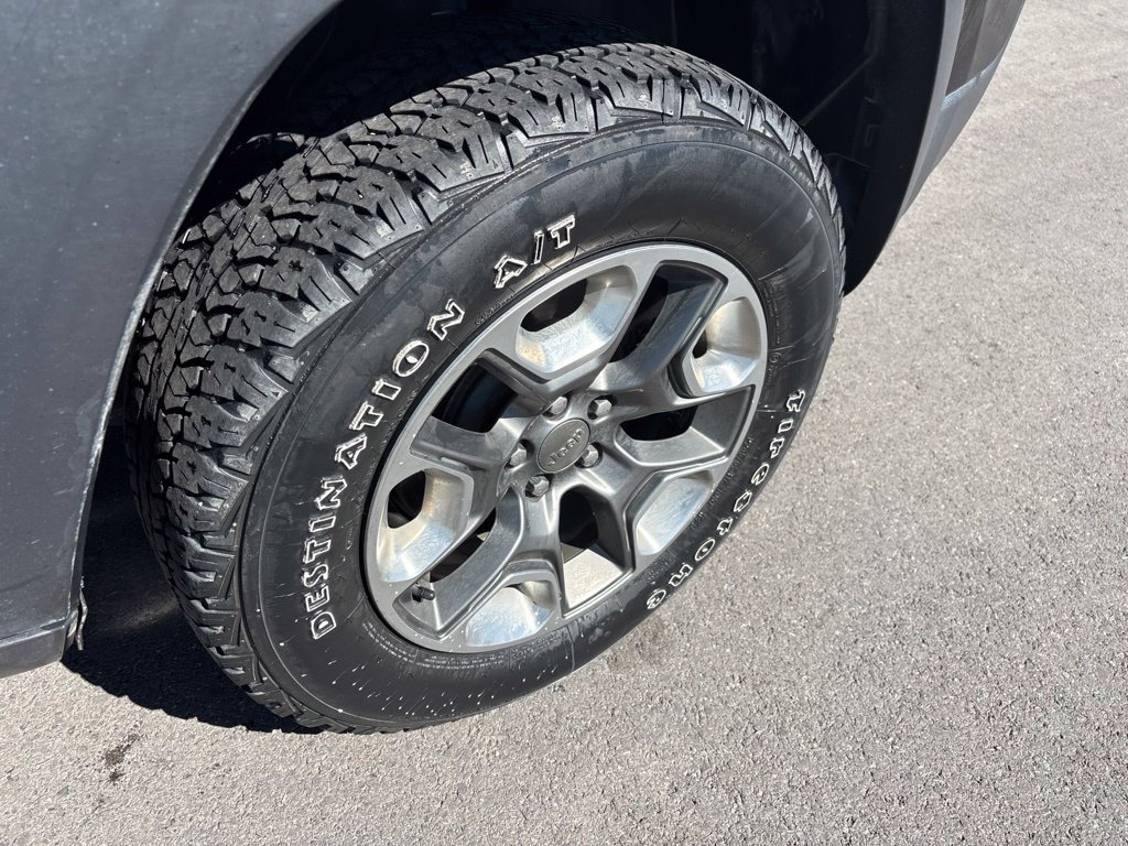 Used 2019 Jeep Cherokee Trailhawk w/ Comfort/Convenience Group AWD/4WD image 3