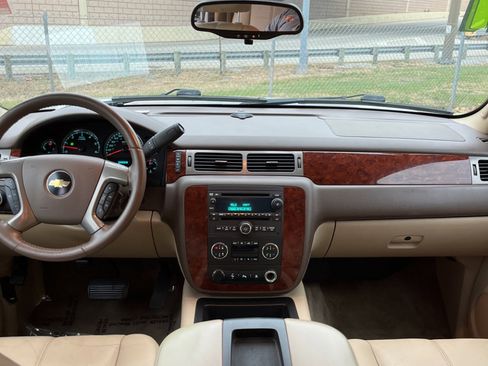 Used 2011 Chevrolet Suburban LT image 9