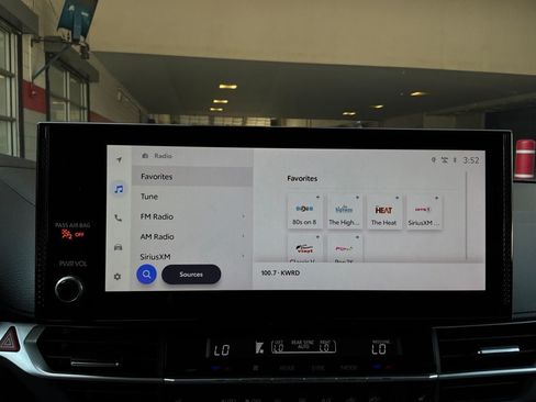 Used 2025 Toyota Sienna XLE FWD image 37