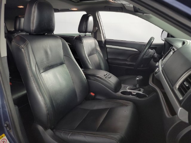 Used 2017 Toyota Highlander XLE AWD/4WD image 17