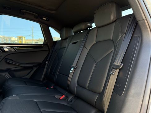 Used 2025 Porsche Macan AWD/4WD image 29