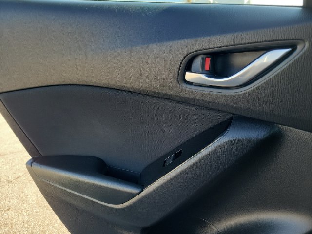 Used 2018 MAZDA MAZDA3 Sport w/ Preferred Equipment Package FWD image 21