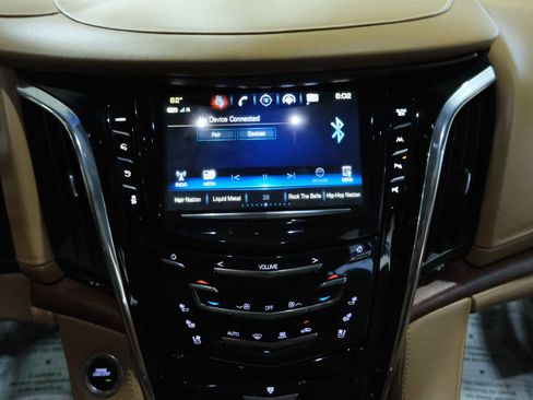 Used 2017 Cadillac Escalade Platinum image 28