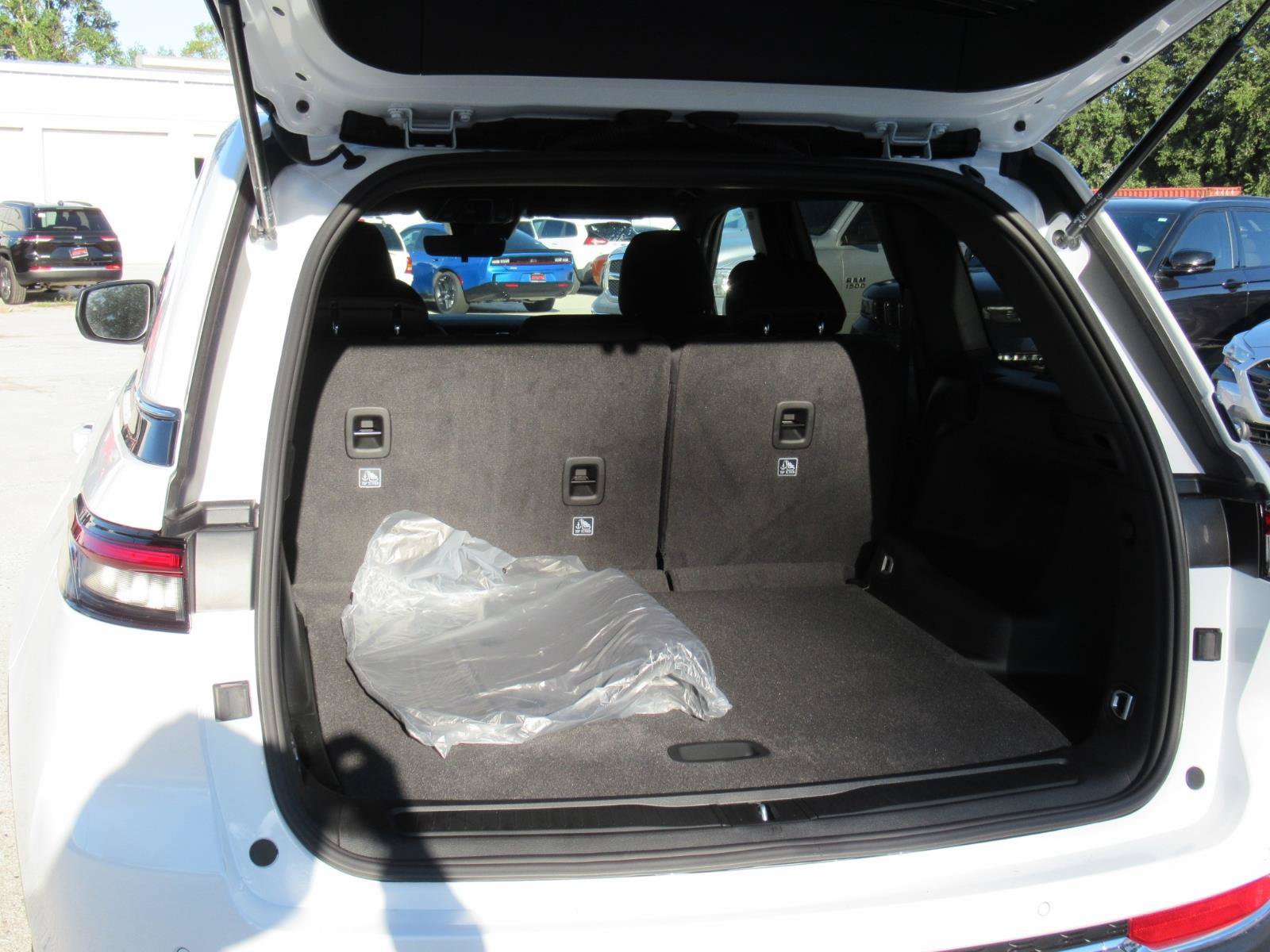 New 2027 Jeep Grand Cherokee Laredo RWD image 30