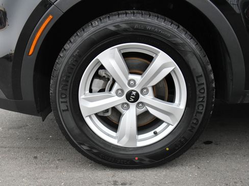 Used 2023 Kia Sorento LX image 12