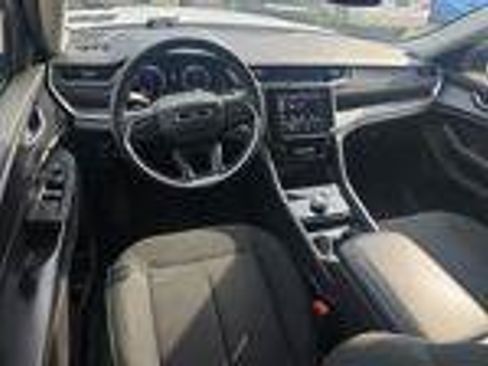 Used 2023 Jeep Grand Cherokee Laredo AWD/4WD image 7