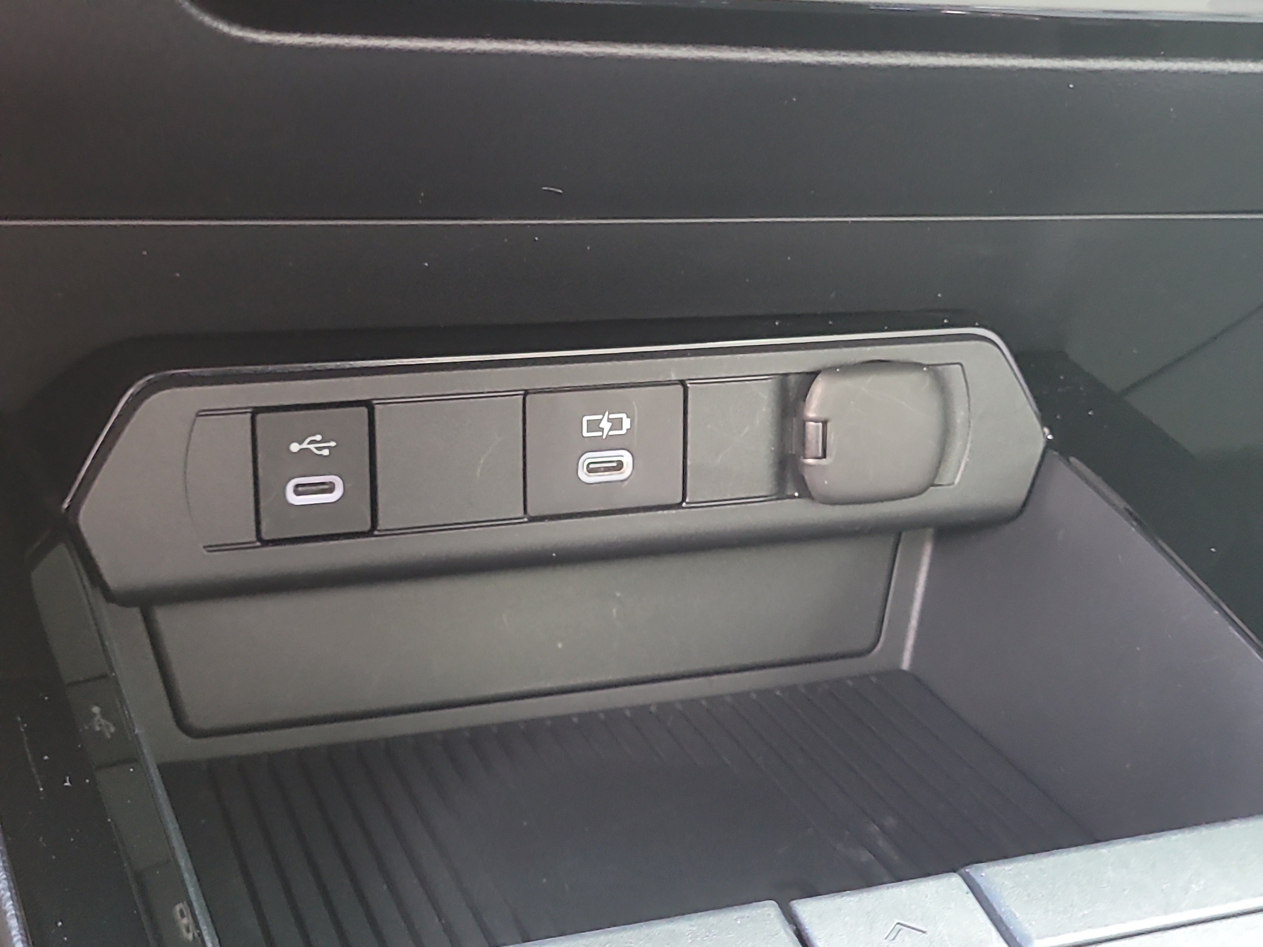 Certified 2025 Toyota Prius LE FWD image 25