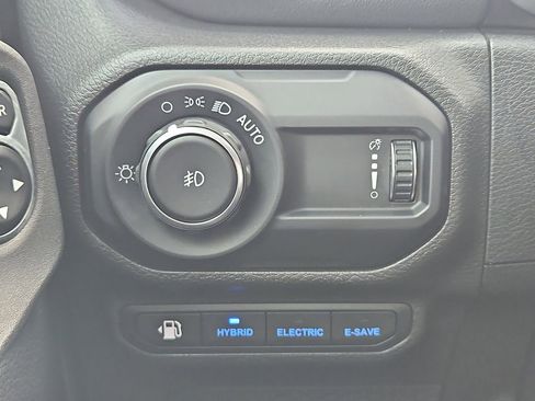 Used 2023 Jeep Wrangler Unlimited Sahara w/ Cold Weather Group image 27