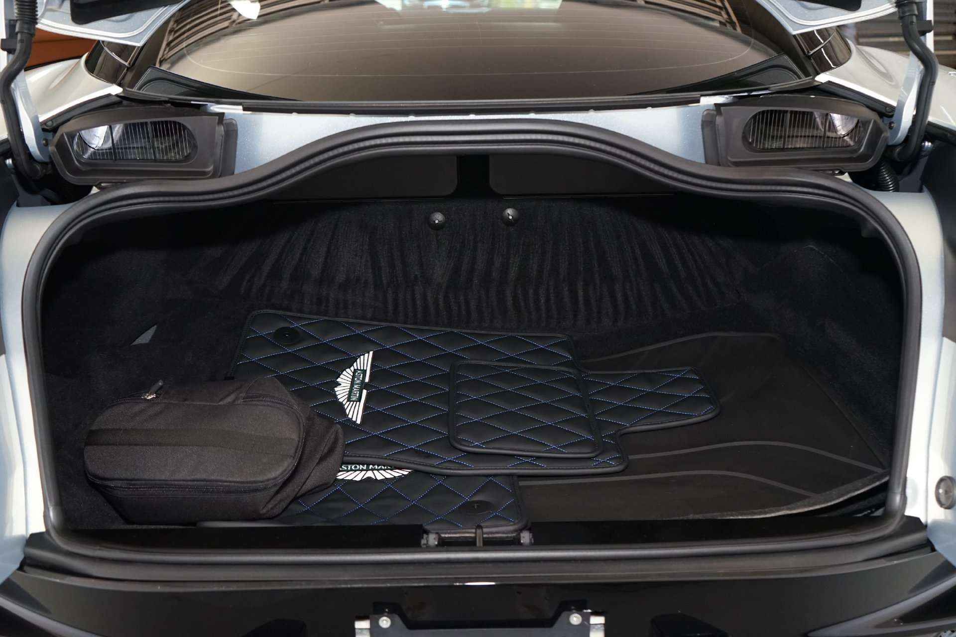 Used 2025 Aston Martin DB12 Coupe RWD image 34