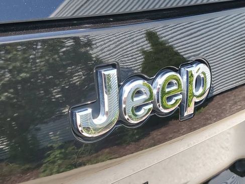 Used 2022 Jeep Cherokee Latitude Lux w/ Sun & Sound Group AWD/4WD image 8