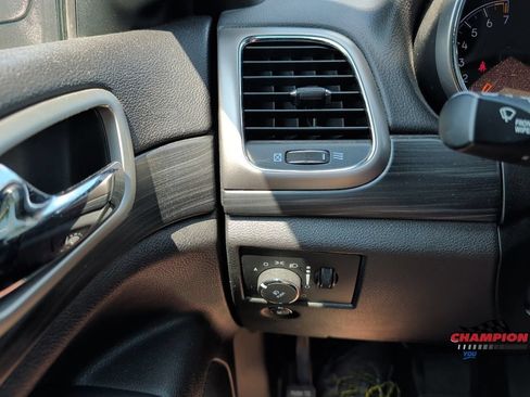 Used 2019 Jeep Grand Cherokee Laredo AWD/4WD image 27