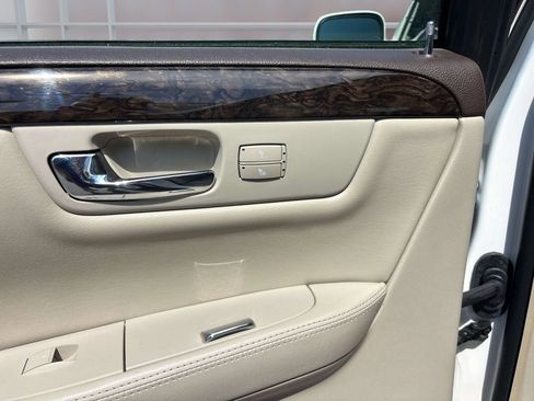 Used 2011 Cadillac DTS Luxury FWD image 11