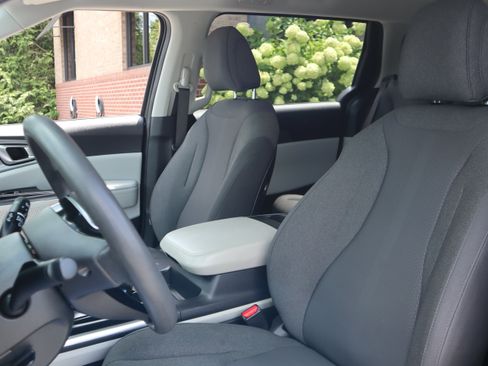 Used 2023 Kia Carnival LX FWD image 21