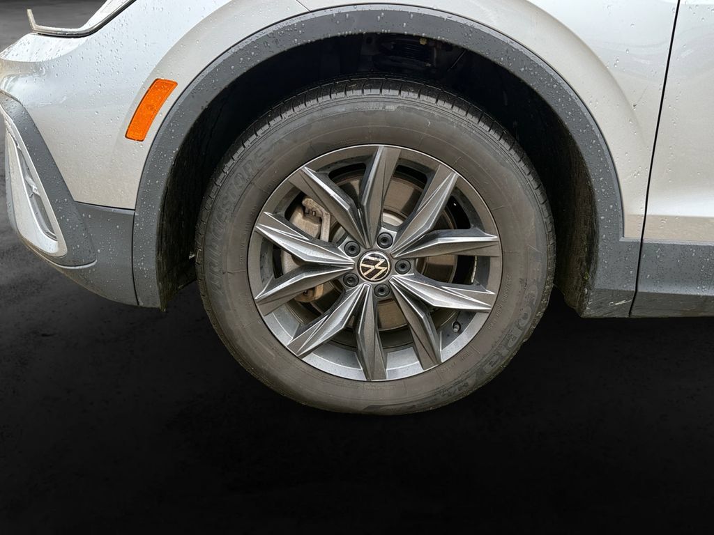 Used 2023 Volkswagen Tiguan SE AWD/4WD image 12