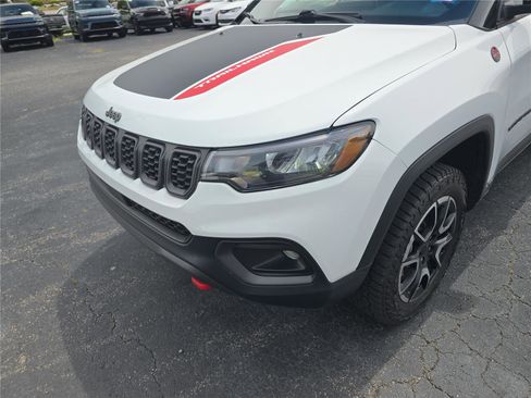 Used 2024 Jeep Compass Trailhawk AWD/4WD image 9