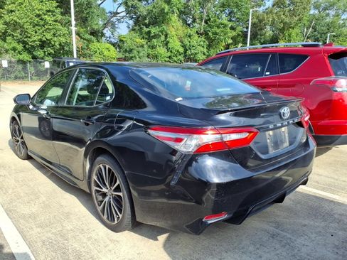 Used 2018 Toyota Camry SE FWD image 2