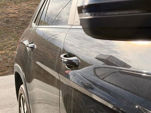 Used 2024 Volkswagen Atlas Cross Sport SE image 25