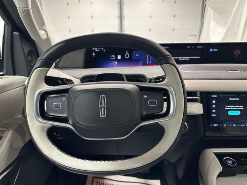 Used 2025 Lincoln Navigator Reserve image 18