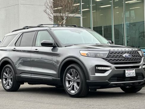 Certified 2022 Ford Explorer XLT w/ Equipment Group 202A image 10