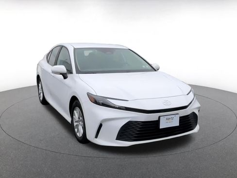 Used 2025 Toyota Camry LE image 3