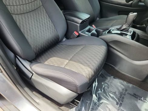 Used 2018 Nissan Rogue SV AWD/4WD image 25