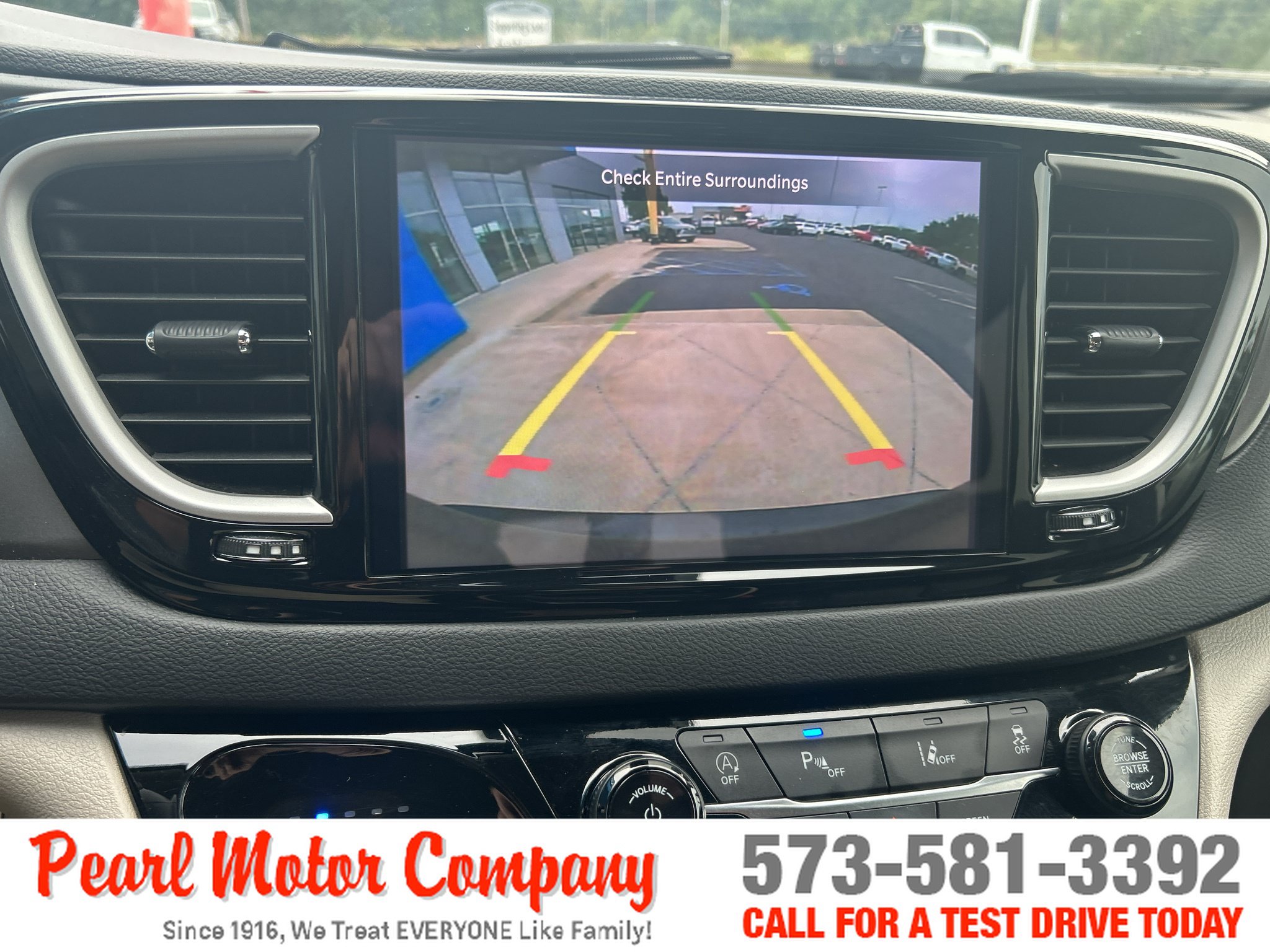 Used 2024 Chrysler Pacifica Touring-L FWD image 17