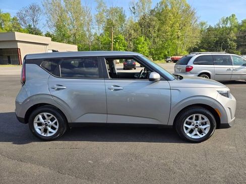 Used 2025 Kia Soul LX w/ LX Technology Package FWD image 9