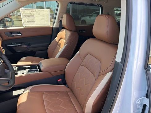 New 2026 Nissan Pathfinder Platinum image 9