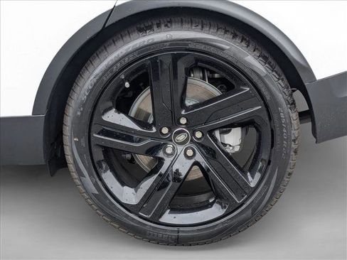 New 2025 Land Rover Discovery S image 10