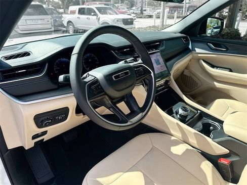 Used 2025 Jeep Grand Cherokee Limited image 10
