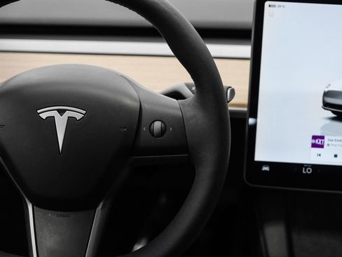 Used 2025 Tesla Model Y Long Range image 23