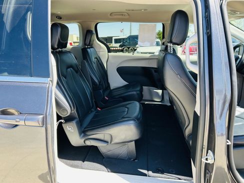 Used 2023 Chrysler Pacifica Touring-L FWD image 30